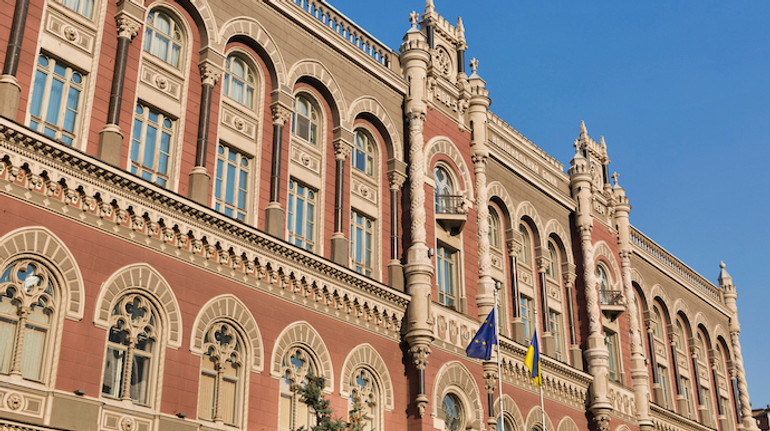 За неделю Нацбанк продал 755 миллионов долларов