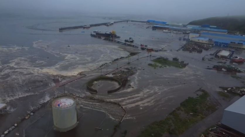 После удара цунами часть побережья оказалась под водой