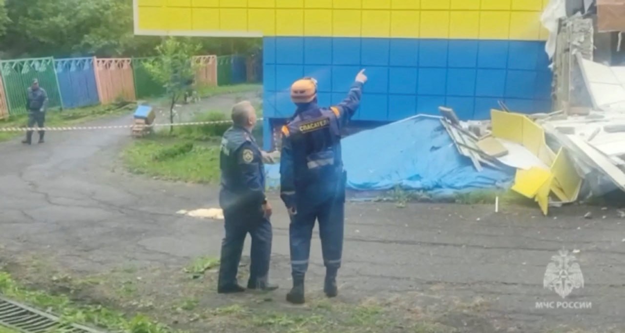 Разрушение фасада детского сада. Фото: МЧС