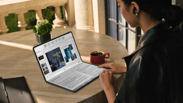 Huawei выпустила MateBook Fold Ultimate Design — ноутбук со складным экраном