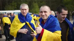 Військовополонені під прапорами