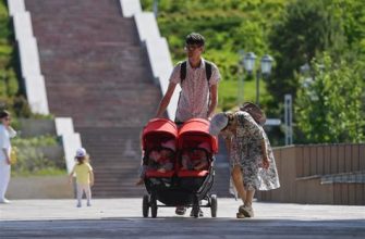 В Китае запланированы ежегодные выплаты в размере 500 долларов на детей до трех лет с целью повышения рождаемости. Население страны сокращается третий год подряд