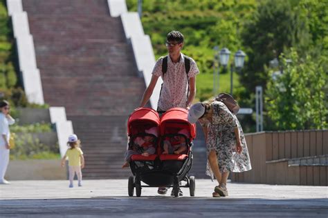 В Китае запланированы ежегодные выплаты в размере 500 долларов на детей до трех лет с целью повышения рождаемости. Население страны сокращается третий год подряд