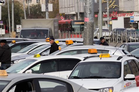 Запрет на трудоустройство иностранцев в качестве таксистов в Петербурге до конца 2025 года